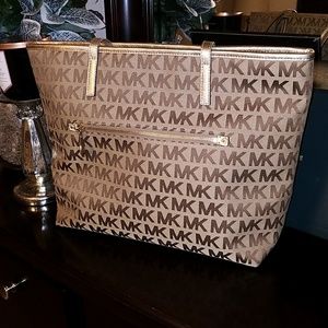 SOLD !!Micheal Kors Tote